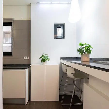 Host Wise - Cozy House W Balcony Apartment